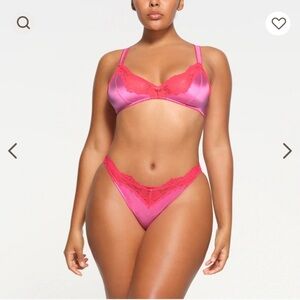 SKIMS Stretch Satin Lace Triangle Bra. Size XS